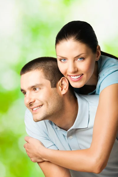 Portret van gelukkige paar, buitenshuis — Stockfoto