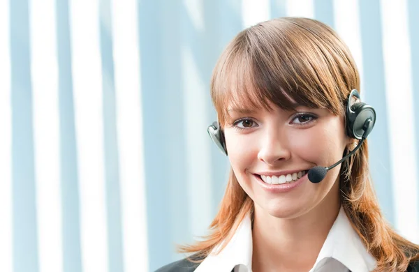 Vrolijke lachende ondersteuning telefoon operator op kantoor — Stockfoto
