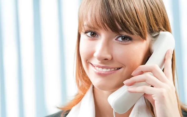 Young business woman with phone at office — Stock Photo, Image