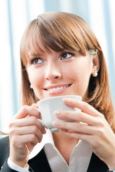 コーヒーと陽気な笑みを浮かべてビジネス女性 — ストック写真