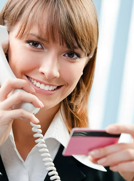 Geschäftsfrau mit Telefon und Kreditkarte — Stockfoto