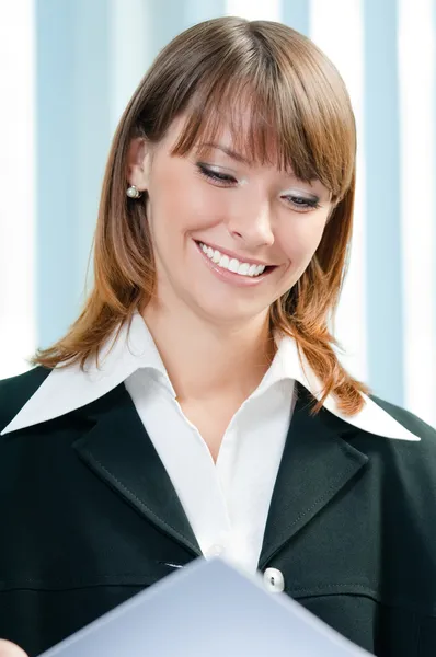 Jovem mulher de negócios sorrindo trabalhando no escritório — Fotografia de Stock