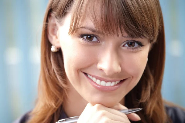 Молодая веселая улыбающаяся деловая женщина — стоковое фото