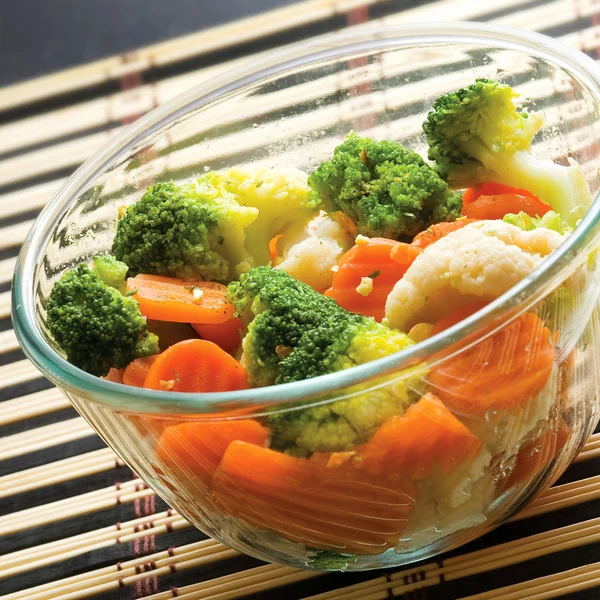 Bowl of vegetarian salad with broccoli — Stock Photo, Image