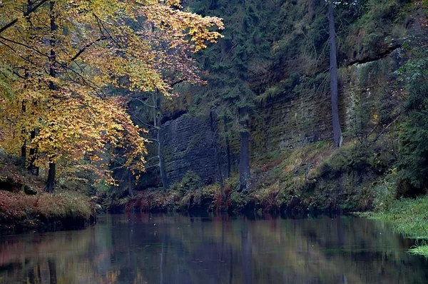 Herbstfelsen mit Wasser — Stockfoto