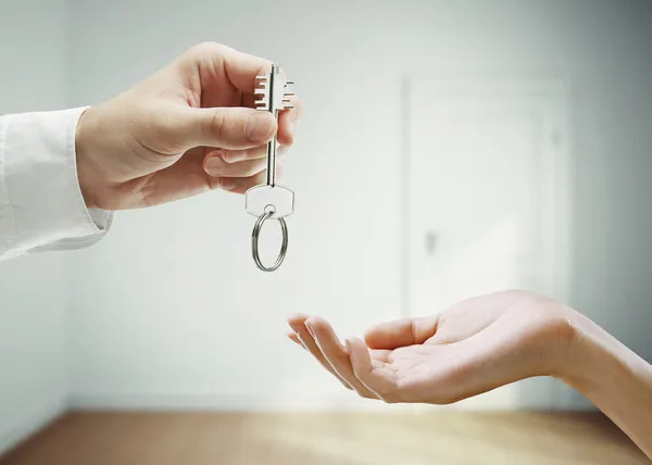 De sleutels overhandigen — Stockfoto