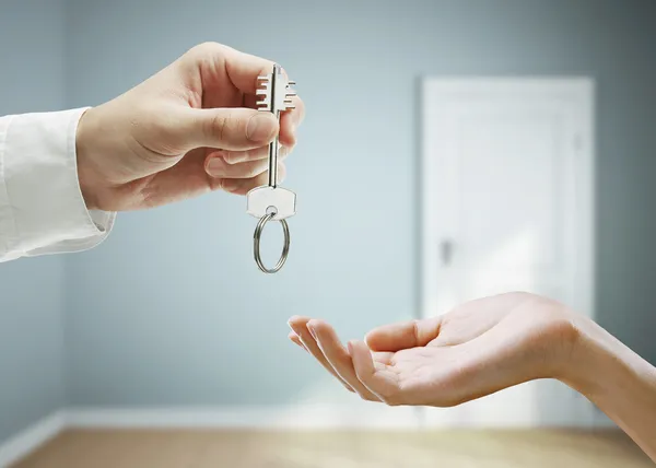 Handing over the keys — Stock Photo, Image