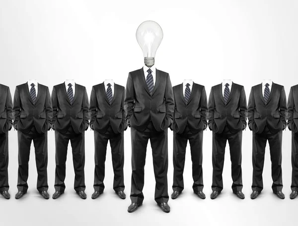 ビジネスマン、電球の頭 — ストック写真