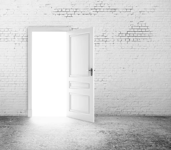 Öppna dörren i rummet — Stockfoto