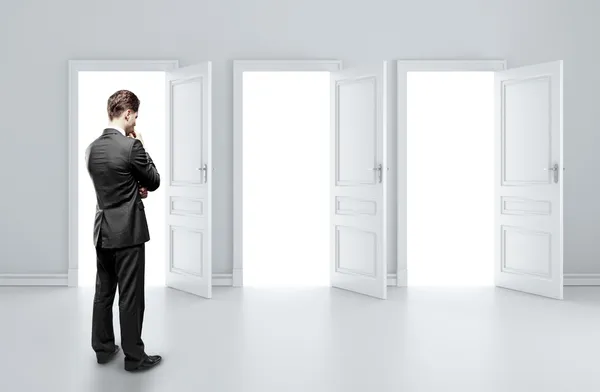 Hombre eligiendo puerta — Foto de Stock