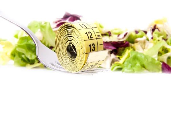 Titular con cinta métrica y verduras, concepto de dieta saludable —  Fotos de Stock