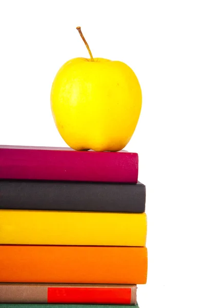 Kitaplar beyaz zemin üzerine sarı elma — Stok fotoğraf
