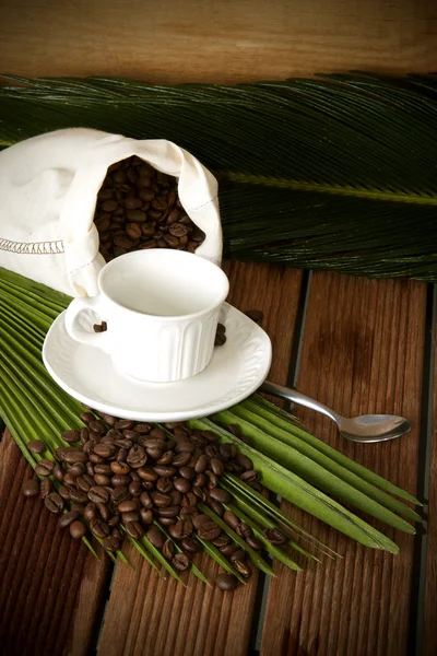 Натуральный жареный кофе в зернах, детали — стоковое фото