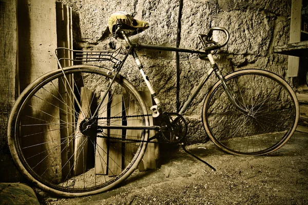 Gammal cykel i garaget, veteranfordon — Stockfoto