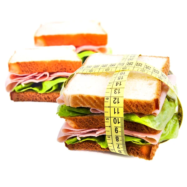 Sandwich con metro a nastro, il concetto di regime di perdita di peso e preoccupazione di peso — Foto Stock