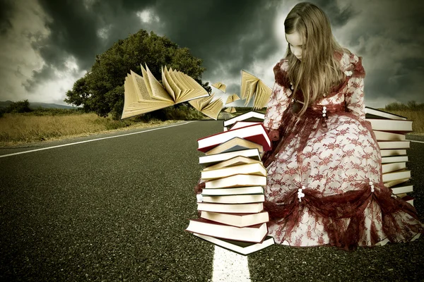 Menina com livros voando tempo na estrada — Fotografia de Stock