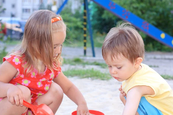 Twee mooie kinderen playiing — Stockfoto