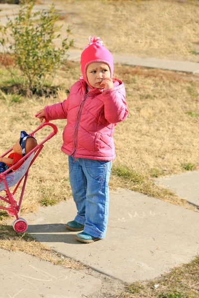 Liten flicka med barnvagn — Stockfoto