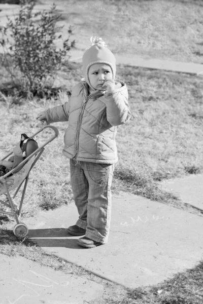 Κοριτσάκι με παιδικό καροτσάκι — Φωτογραφία Αρχείου