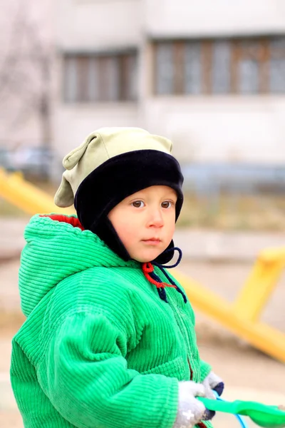 Criança encantadora na caminhada — Fotografia de Stock
