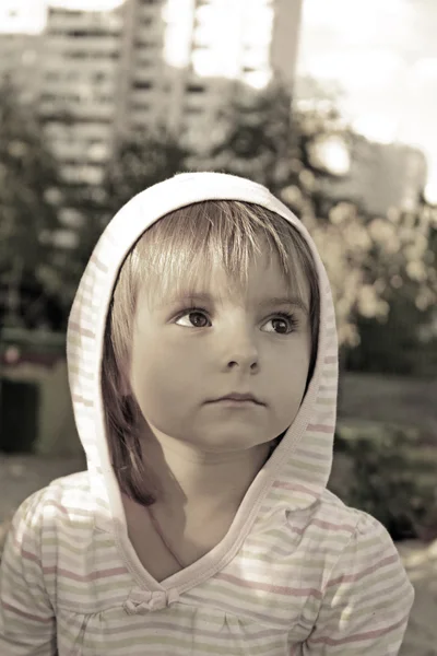 Красивая маленькая девочка — стоковое фото