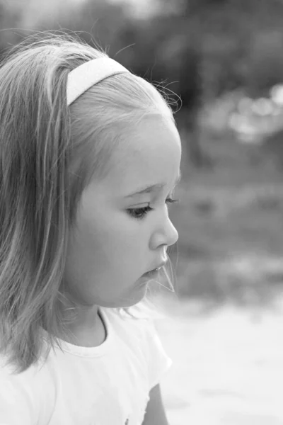 Pequena menina pensativa — Fotografia de Stock