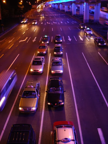 Auto's bij het verkeerslicht — Stockfoto