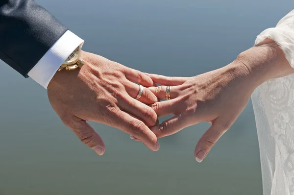 Mani di sposa e sposo — Foto Stock
