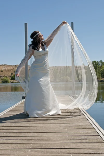 Красивая женщина, одетая как невеста — стоковое фото