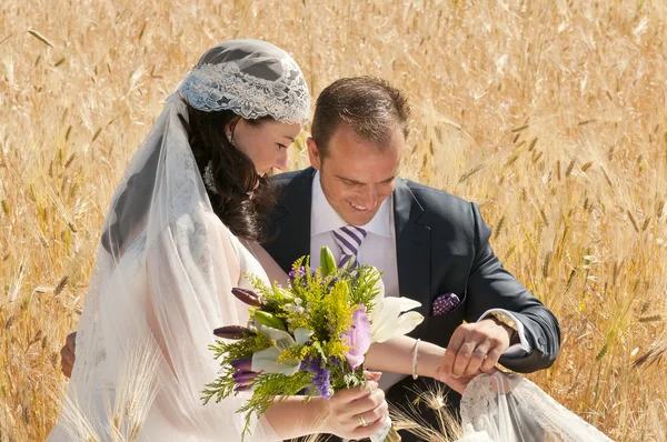 Matrimonio coppia nel campo — Foto Stock
