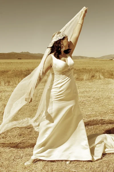 Frau als Braut verkleidet — Stockfoto