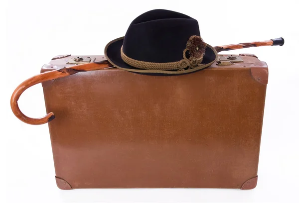 Ročník kufr s vycházkovou hůl a klobouk — Stock fotografie