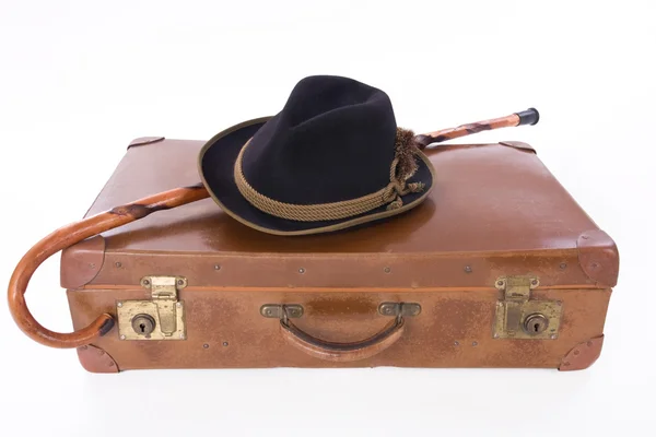 Винтажный чемодан с тростью и шляпой — стоковое фото