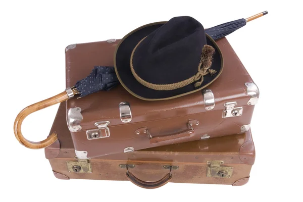Два винтажных чемодана с зонтиком и шляпой — стоковое фото