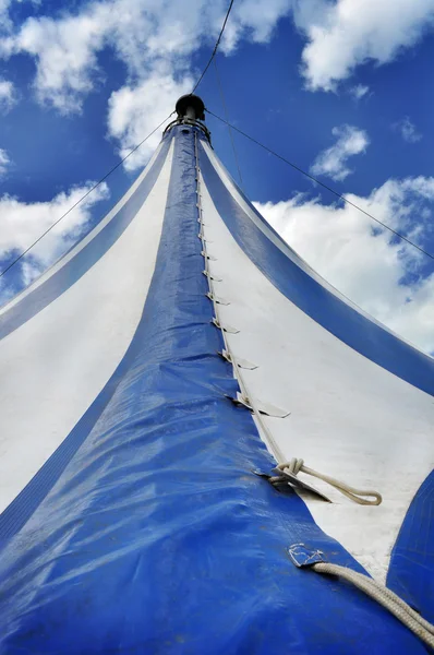 파란색과 흰색 서커스 텐트 — 스톡 사진