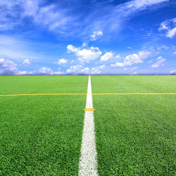Voetbal of de voetbal veld en bule hemel — Stockfoto