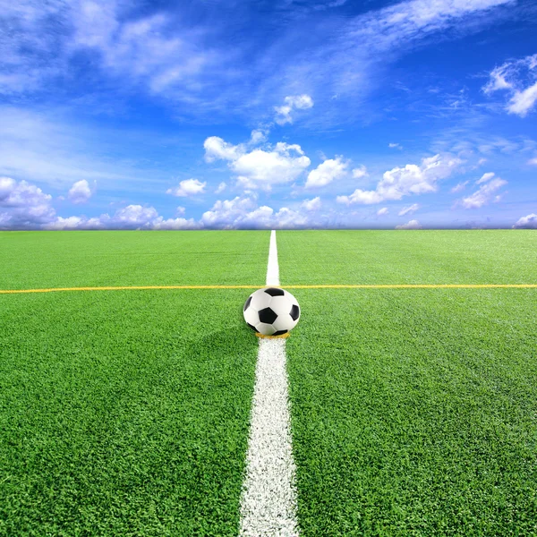 Campo di calcio o calcio e cielo bule — Foto Stock