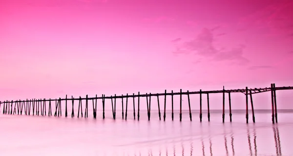 Holzbrücke bei Sonnenuntergang — Stockfoto