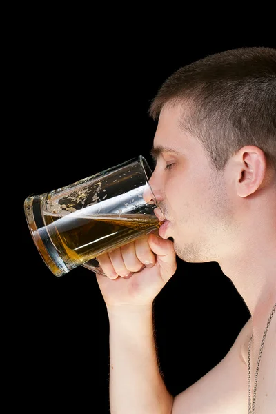 Adam bira içmek — Stok fotoğraf