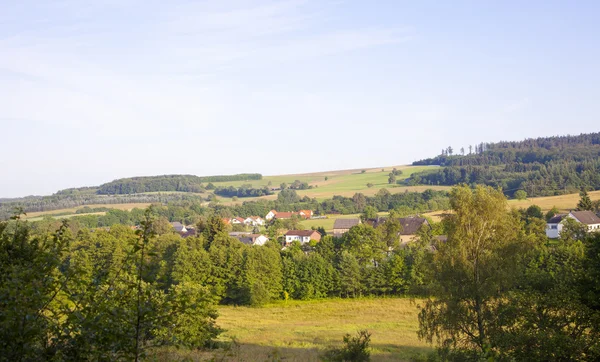 Colinas verdes alemãs com pequena aldeia Hambachtal — Fotografia de Stock