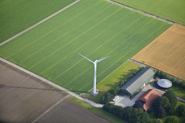 Paisagem agrícola com moinho de vento de cima, Países Baixos — Fotografia de Stock