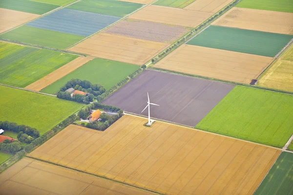Paisagem agrícola com moinho de vento de cima, Países Baixos — Fotografia de Stock