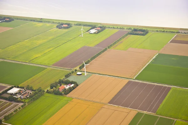 Фермерский пейзаж с ветряной мельницей сверху, Нидерланды — стоковое фото