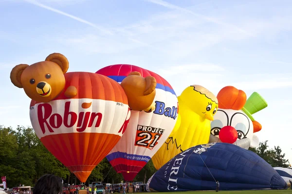 BARNEVELD, THE NETHERLANDS - 17 AUGUST 2012: Colorful air balloons taking off at international balloon festival Ballonfiesta in Barneveld on August 17 in Barneveld, The Netherlands — Stock Photo, Image