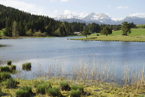 Jezioro w Alpach — Zdjęcie stockowe