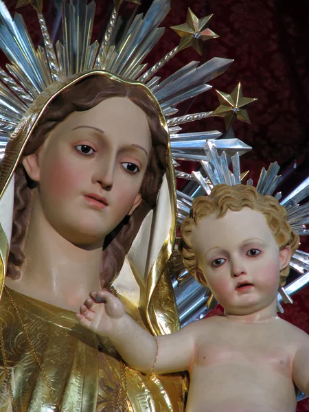 Taivaallinen äiti ja lapsi — kuvapankkivalokuva