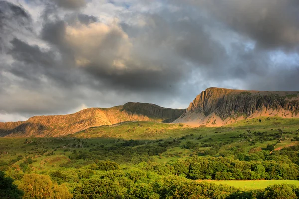 Nuvens temperadas sobre Cadair Idris gama de montanhas — Fotografia de Stock