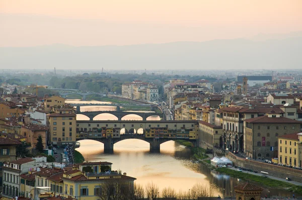 Beautiful sunset over the river Arno in Florence, Italy, — Stock Photo, Image
