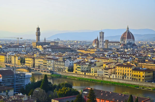 Santa Maria del Fiore og Arno floden Firenze, Toscana, Italien - Stock-foto
