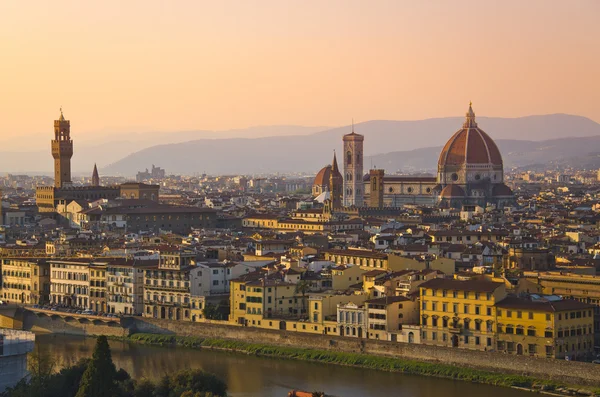Santa Maria del Fiore y el río Arno de Florencia, Toscana, Italia — Foto de Stock